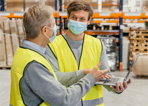 Foto gratuita hombres en almacén trabajando