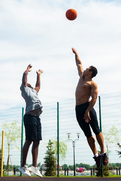 Hombres altos saltando en la cancha de baloncesto