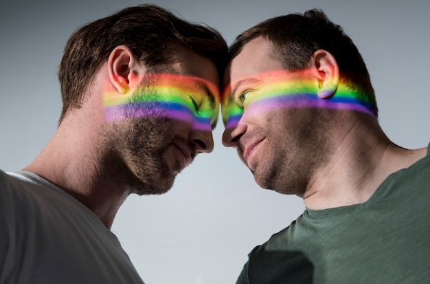 Foto gratuita hombres amándose con símbolo lgbt