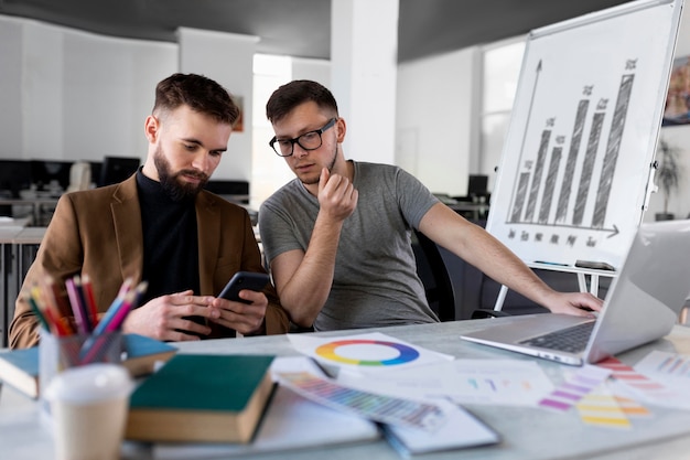 Hombres analizando un gráfico juntos en el trabajo