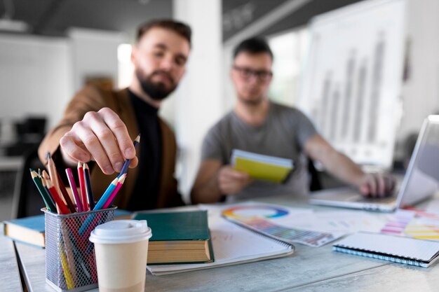 Hombres analizando un gráfico juntos en el trabajo