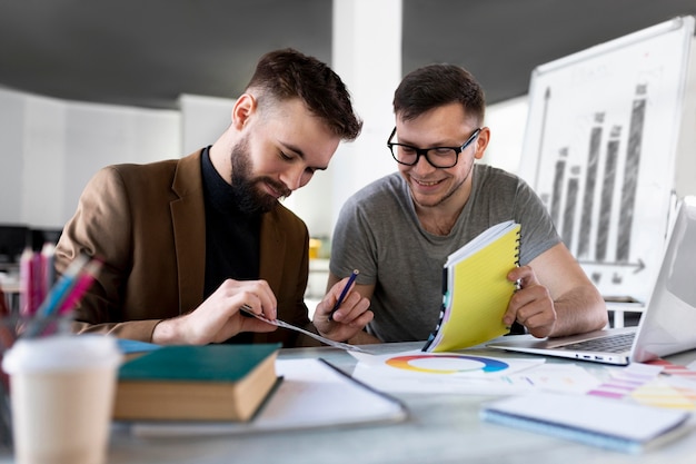 Hombres analizando un gráfico juntos en el trabajo