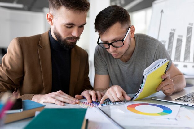 Hombres analizando un gráfico juntos en el trabajo