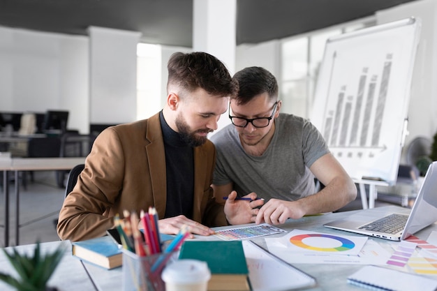 Hombres analizando un gráfico juntos en el trabajo