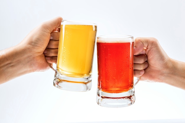 Hombres brindando con cerveza en blanco