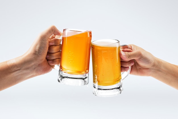 Hombres brindando con cerveza sobre fondo blanco.