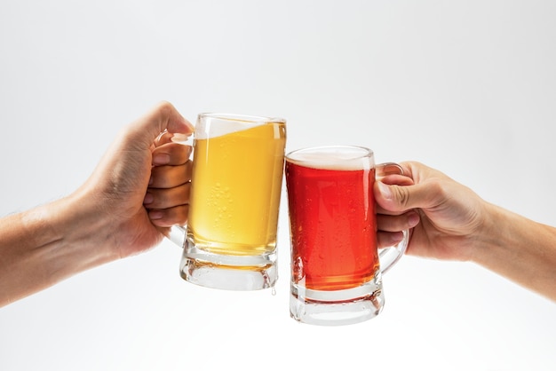 Hombres brindando con cerveza sobre fondo blanco.