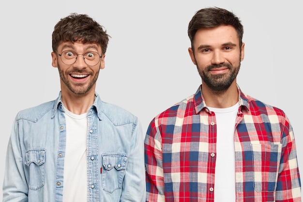 Foto gratuita hombres brunet vistiendo camisetas y posando