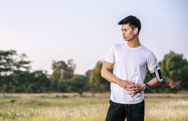 Los hombres se calientan antes y después de hacer ejercicio