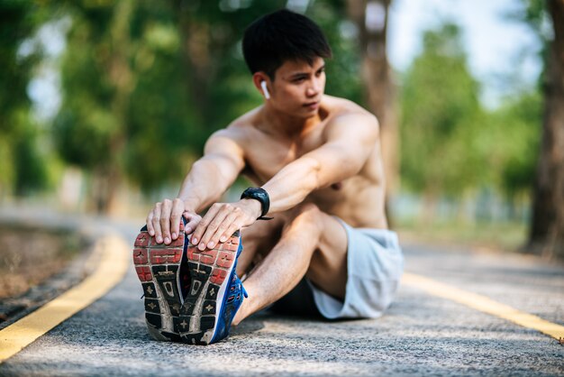 Los hombres se calientan antes y después de hacer ejercicio