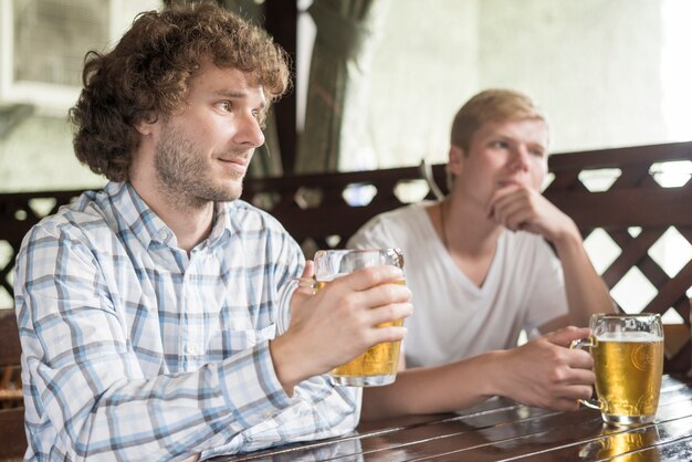 Hombres con cerveza escuchando la historia