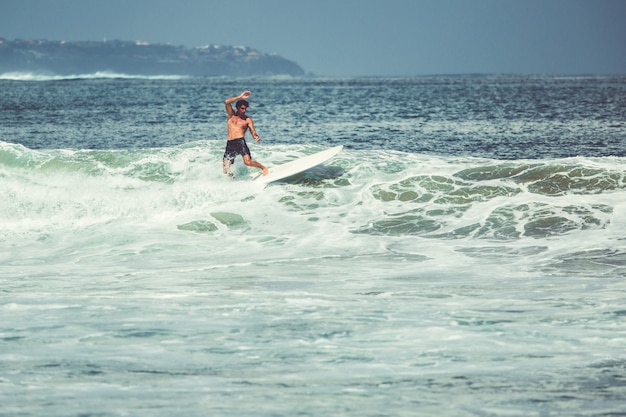 los hombres y las chicas están surfeando