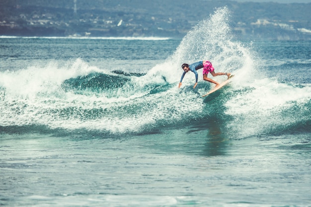 los hombres y las chicas están surfeando