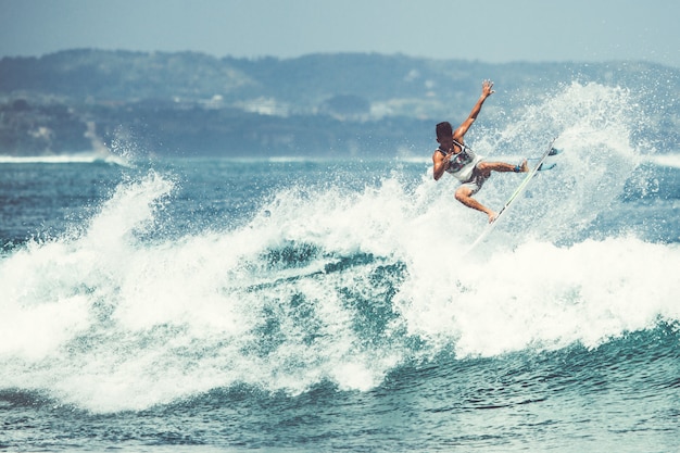 los hombres y las chicas están surfeando