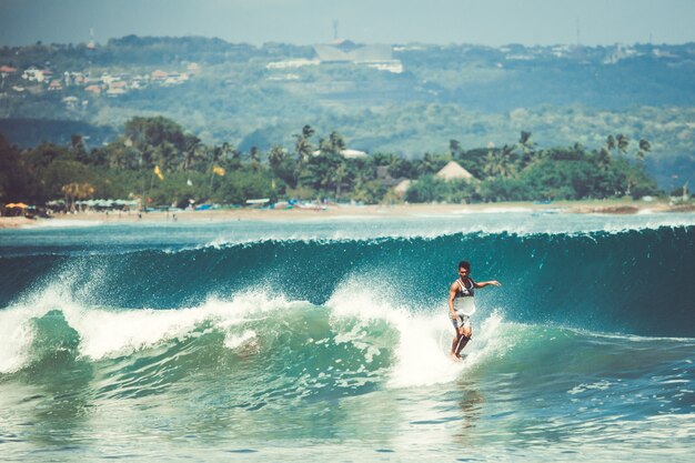 los hombres y las chicas están surfeando