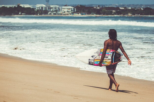 los hombres y las chicas están surfeando