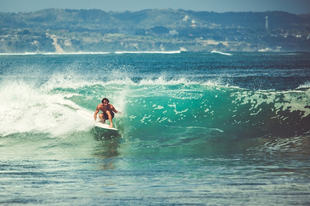 Foto gratuita los hombres y las chicas están surfeando