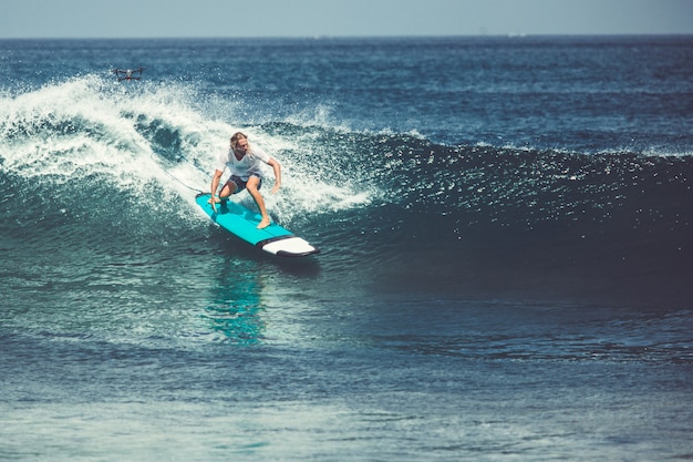 los hombres y las chicas están surfeando