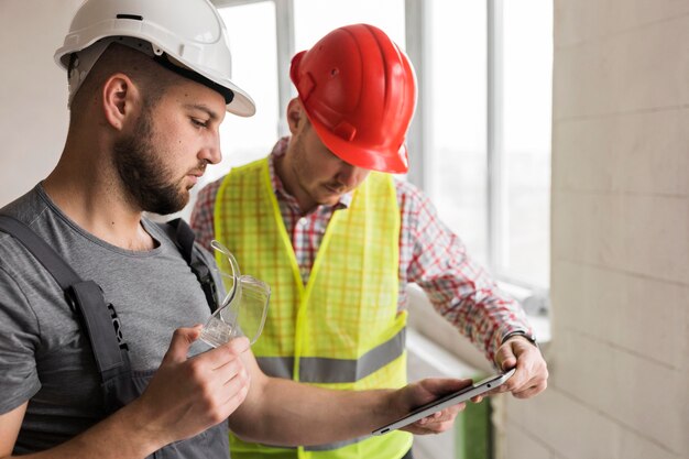 Hombres constructores con cascos de seguridad.