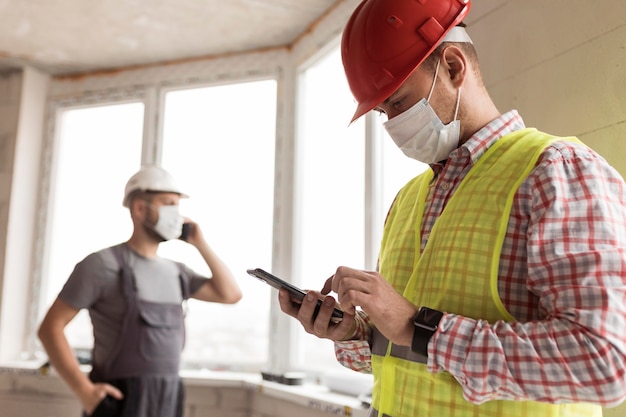 Hombres constructores de tiro medio trabajando