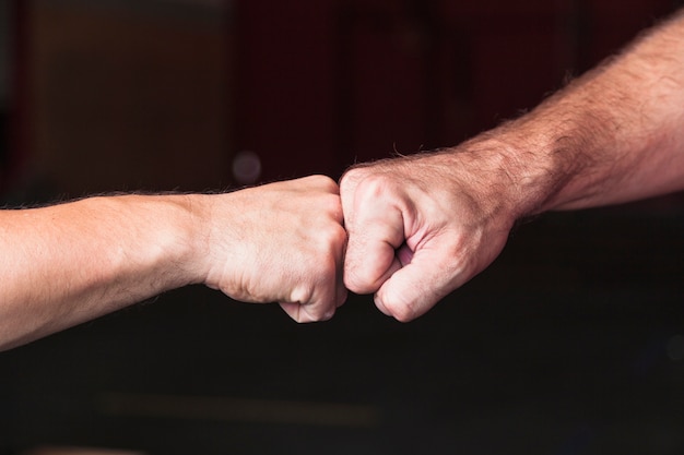 Foto gratuita hombres cosecha golpeando puños