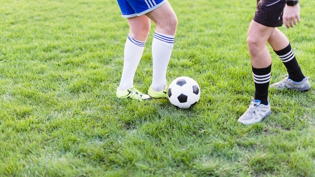 Foto gratuita hombres de cultivos jugando al fútbol