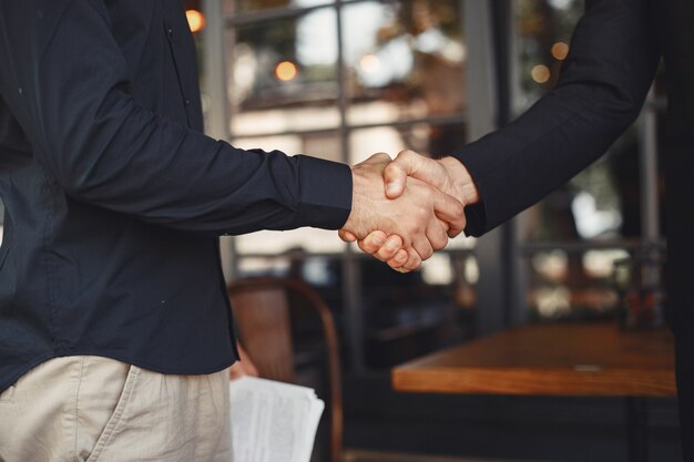 Los hombres se dan la mano. Adjunto de un acuerdo comercial. Entendimiento entre socios comerciales.