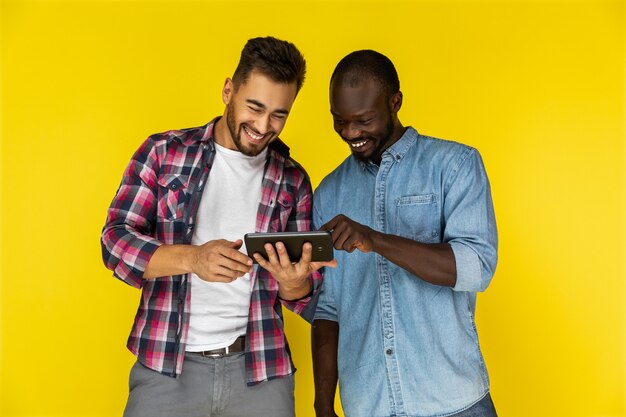 Los hombres disfrutan viendo videos en la tableta