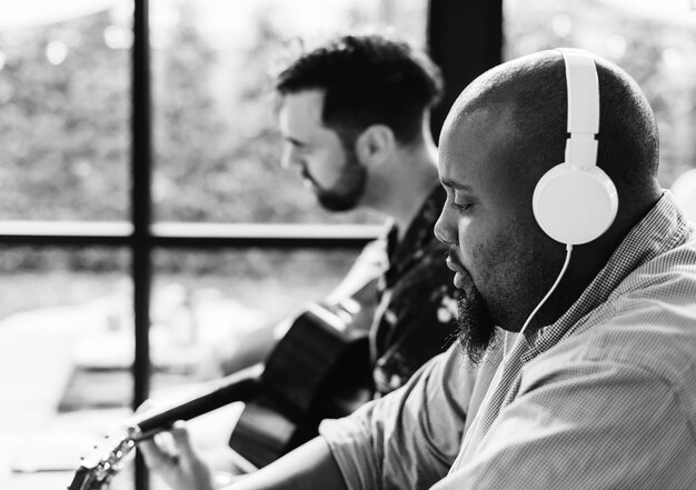 Hombres disfrutando de la música juntos