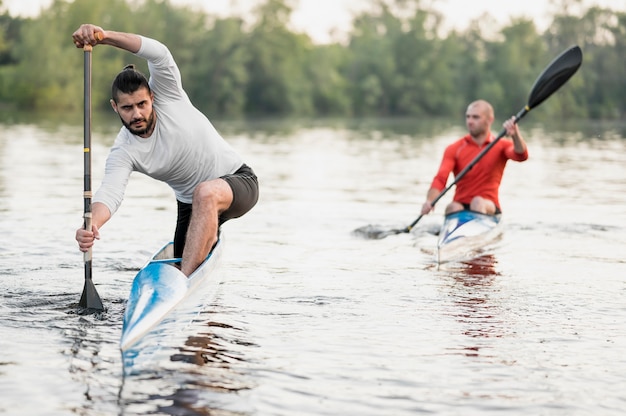 Hombres divirtiéndose en la naturaleza