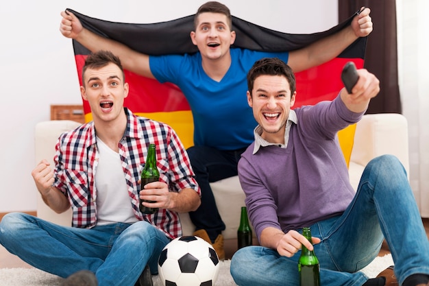 Hombres de emoción animando partido de fútbol