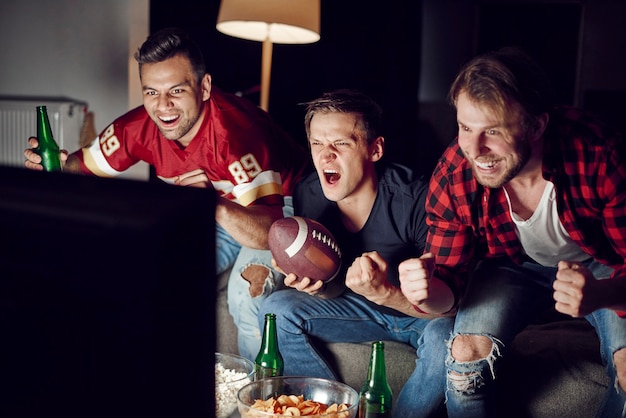 Hombres emocionados apoyando a su equipo