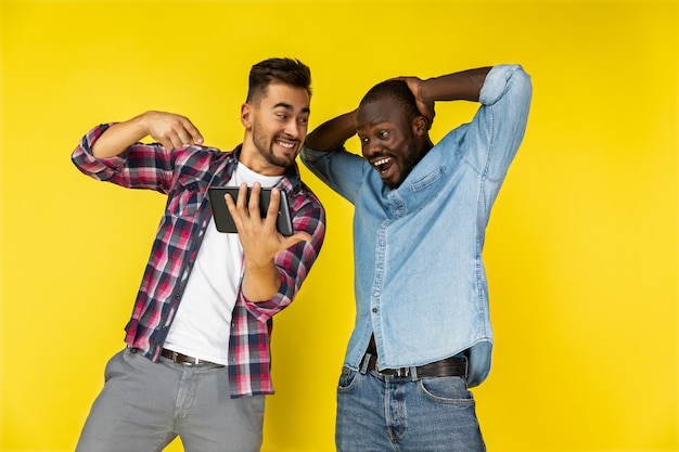 Hombres encantados de ver la tableta