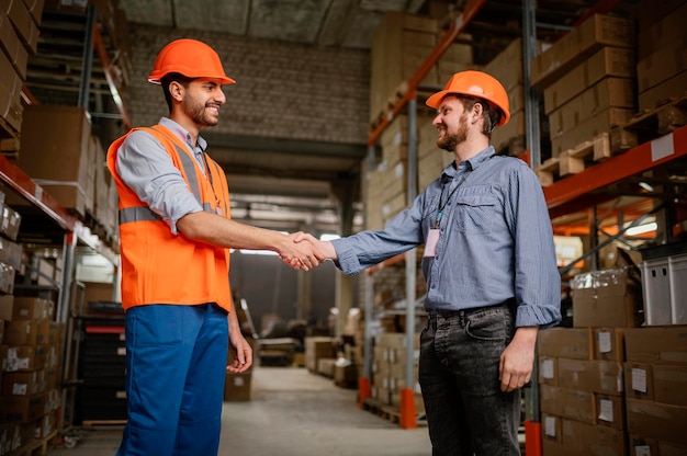 Hombres en equipo de seguridad en el trabajo.