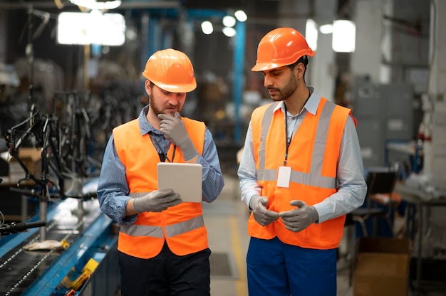 Hombres en equipo de seguridad en el trabajo.