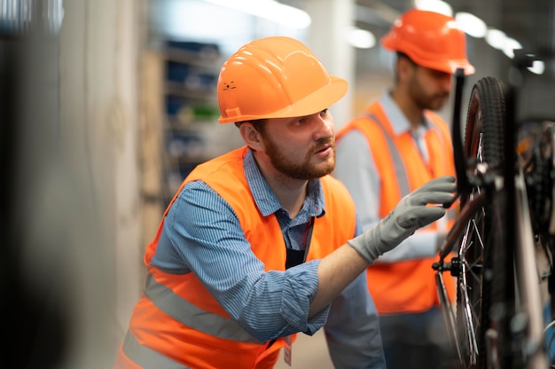 Hombres en equipo de seguridad en el trabajo.