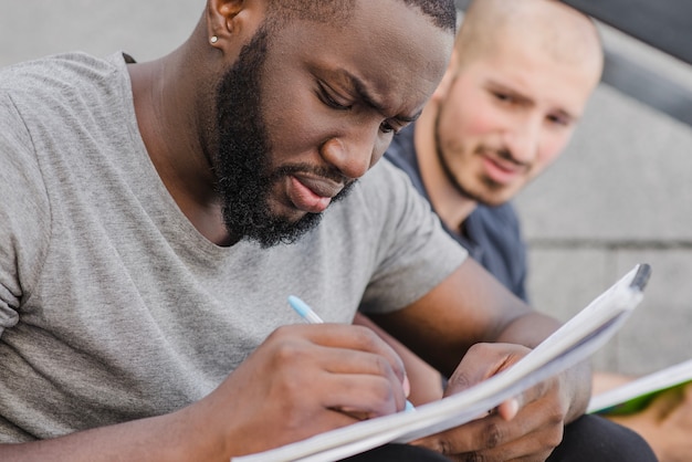 Foto gratuita hombres estudiantes con documentos