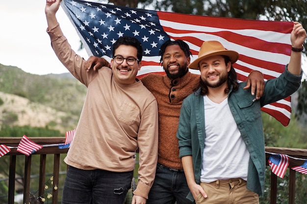 Hombres felices celebración del 4 de julio al aire libre