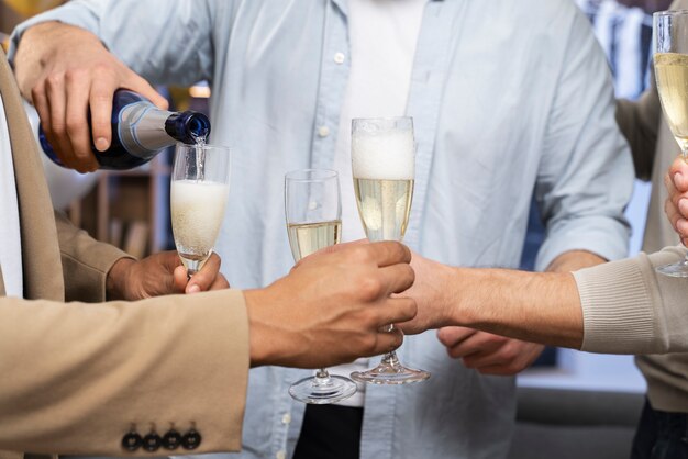 Hombres felices en despedida de soltero bebiendo alcohol