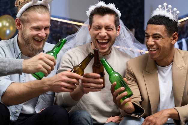 Hombres felices en despedida de soltero