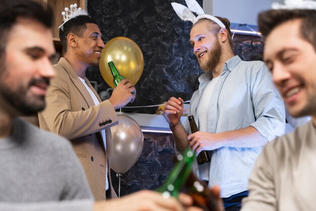 Hombres felices en despedida de soltero