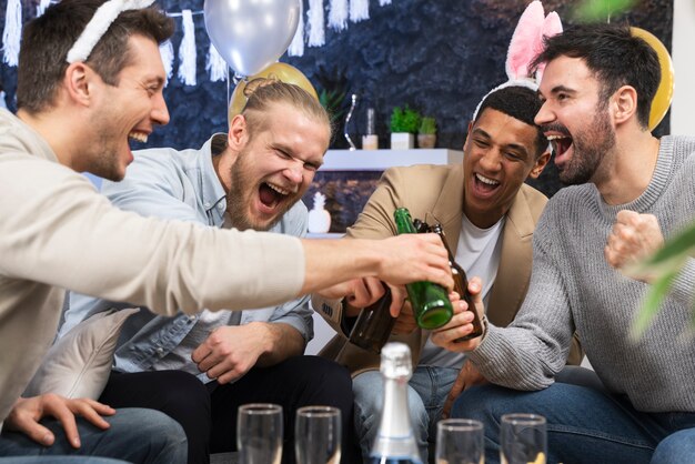 Hombres felices en despedida de soltero