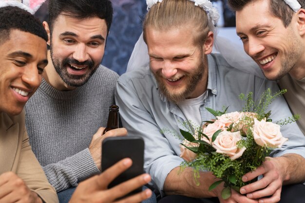 Hombres felices en despedida de soltero