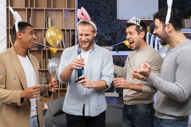 Hombres felices en despedida de soltero