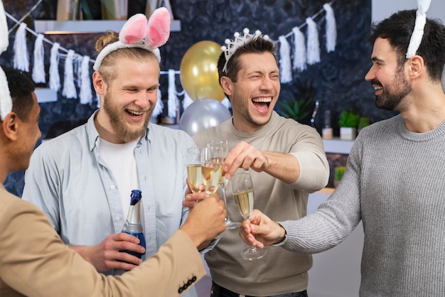 Foto gratuita hombres felices en despedida de soltero