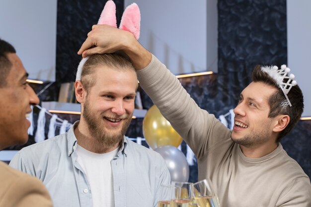 Hombres felices en despedida de soltero