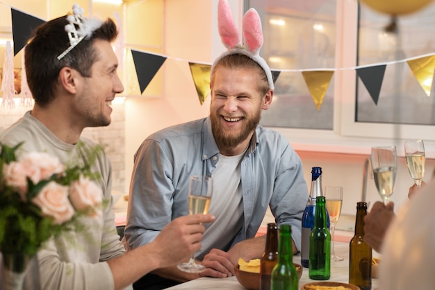 Hombres felices en despedida de soltero