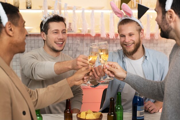 Hombres felices en despedida de soltero