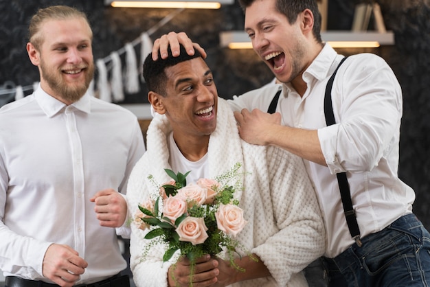 Foto gratuita hombres felices en despedida de soltero