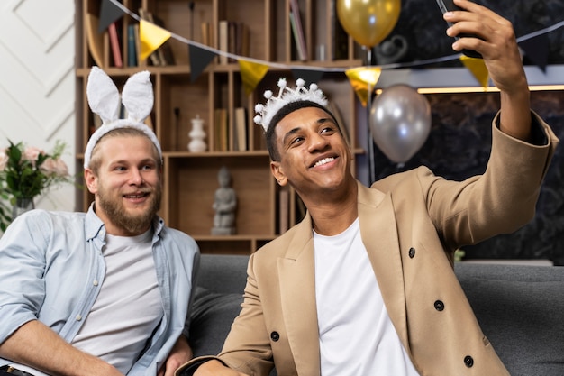 Foto gratuita hombres felices en despedida de soltero